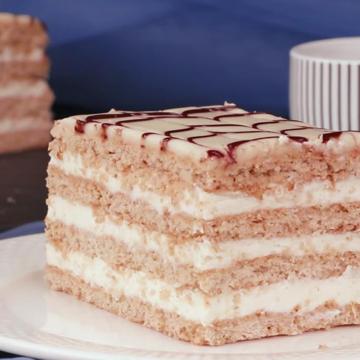 Prăjitură cu miere, nucă și frișcă - rețeta autentică a acestui desert incredibil