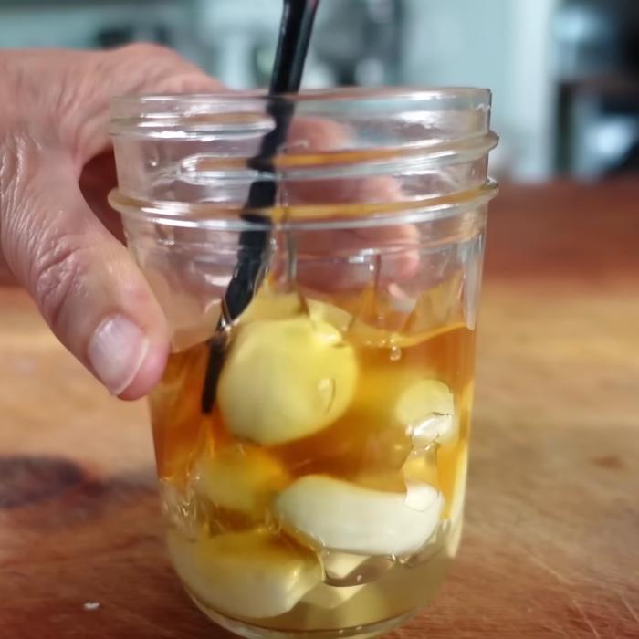 Sănătate la borcan: Amestecă miere de albine cu usturoi și scapă de probleme