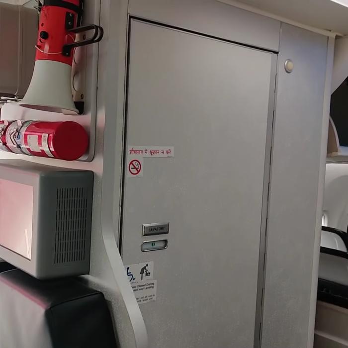 Un bărbat a fost găsit mort în toaleta unui avion, în drum spre Manchester. Un alt pasager a dat alarma