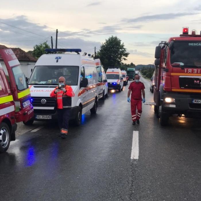 Accident puternic între două tiruri și două mașini în județul Neamț: O persoană a murit și două sunt grav rănite