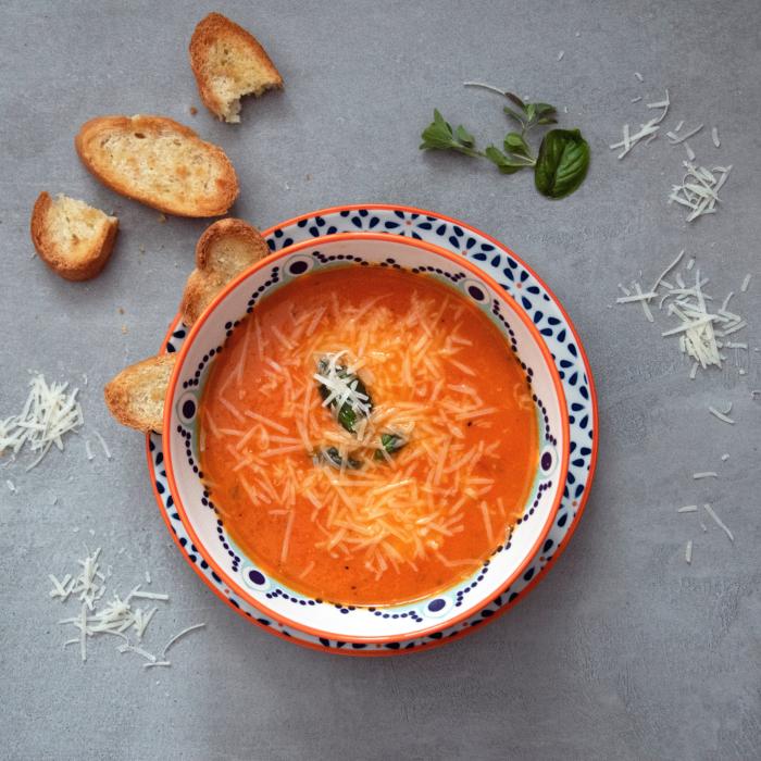 Supă cremă de legume cu parmezan - un preparat divin pentru zilele reci de iarnă