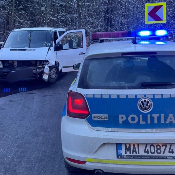 Șapte victime, după ce un microbuz cu 11 pasageri a intrat într-un parapet, în județul Brașov