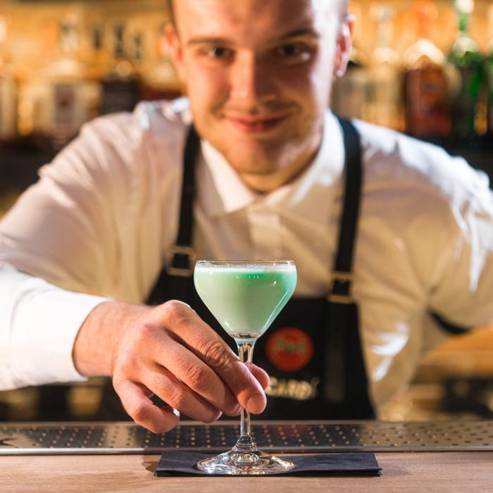 Italia. Modificări în programul angajaților din restaurante, baruri, hoteluri și cluburi: munca de noapte, sărbători și ore suplimentare