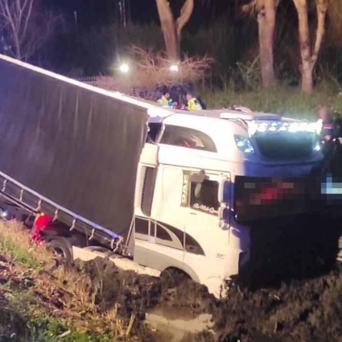 Sfârșit cumplit pentru un șofer român, pe o șosea din Italia: a murit străpuns de un țăruș, după ce a ieșit cu TIR-ul în afara carosabilului