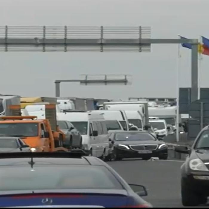 Vama Nădlac, blocată: Zeci de fermieri protestează cu utilaje 'cât va fi motorină în rezervoare'