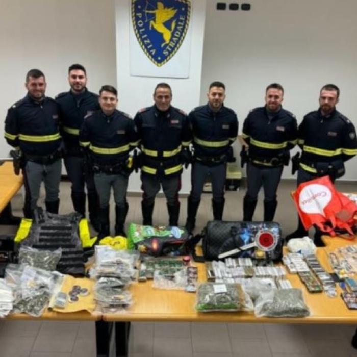 Un român și complicele său, prinși cu 12 kilograme de droguri în mașină, pe autostradă în Italia