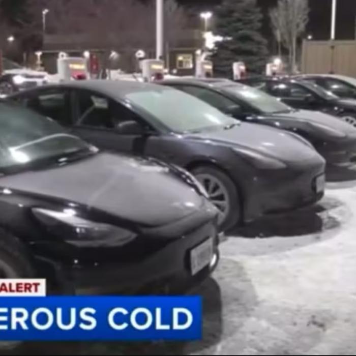 Zeci de mașini Tesla, blocate de ger în Chicago. N-au mai pornit de pe loc, iar stațiile de încărcare au devenit adevărate "cimitire de mașini"