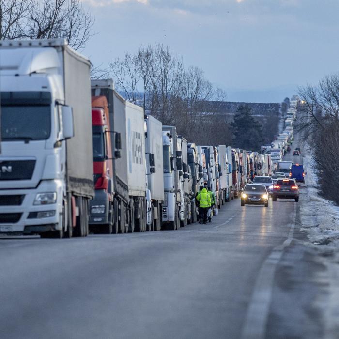 Transportatorii și fermierii continuă protestele: trafic îngreunat la Vama Siret şi în Afumaţi