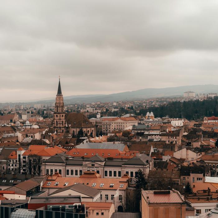 Un jurnalist de călătorie britanic dezvăluie experiența sa la Cluj: „Un oraș european înghețat în timp”