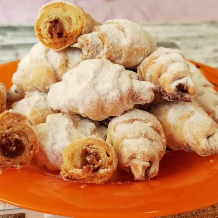 Rețetă delicioasă de cornulețe cu vișine: Un desert românesc autentic
