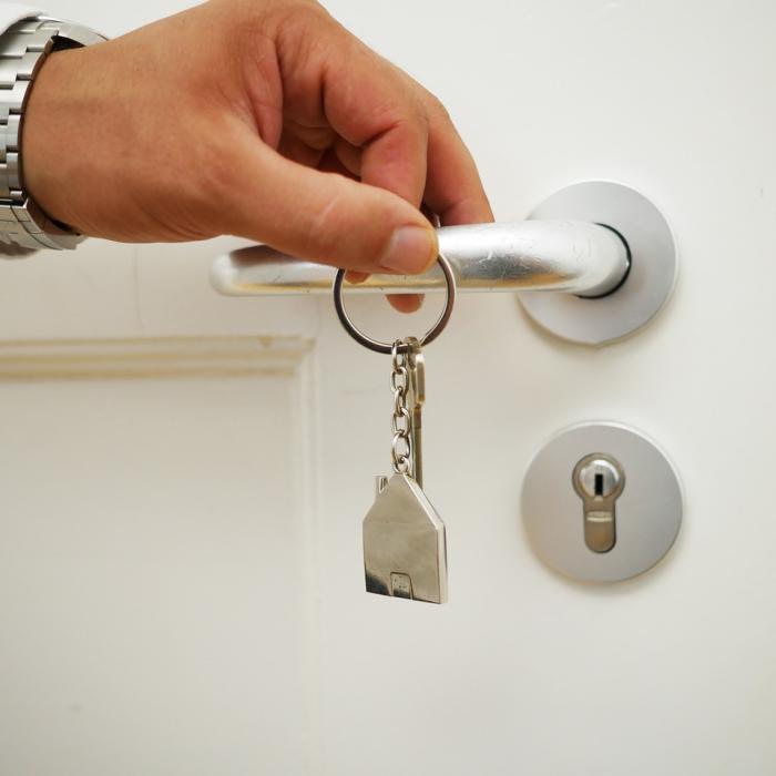 Zeci de români au rămas fără locuințele pentru care au plătit. Dezvoltatorul imobiliar a furat un milion de euro 