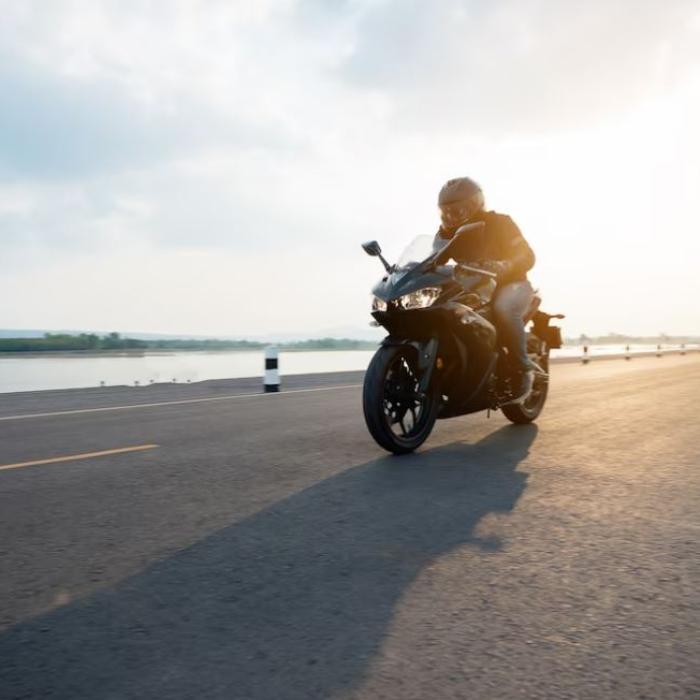 Preot jefuit de un motociclist prin tehnica „oglinzii retrovizoare”. Victima a fost târâtă zeci de metri pe asfalt
