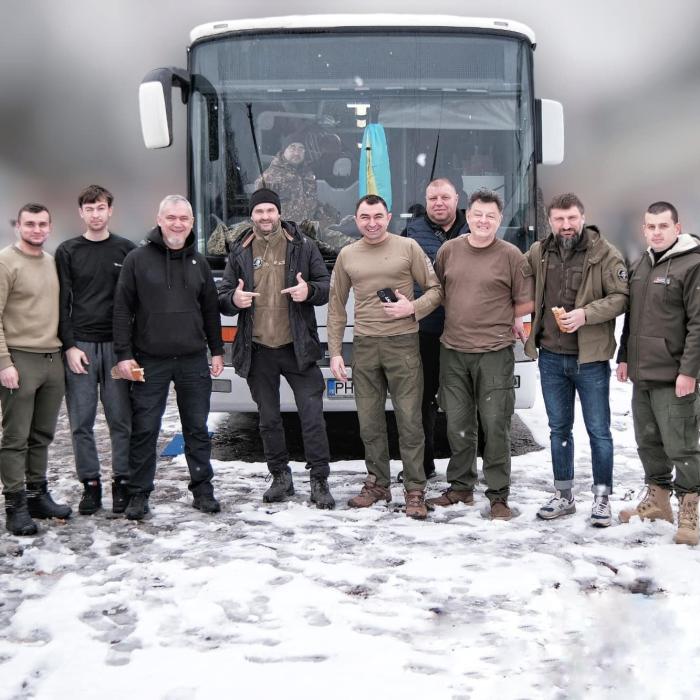 Un stomatolog român a transformat un autobuz în clinică mobilă. Merge pe front și oferă servicii gratuite militarilor 