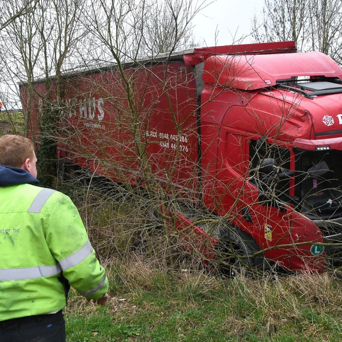 Un șofer român a scăpat ca prin minune, după un accident spectaculos cu TIR-ul, în Belgia / FOTO
