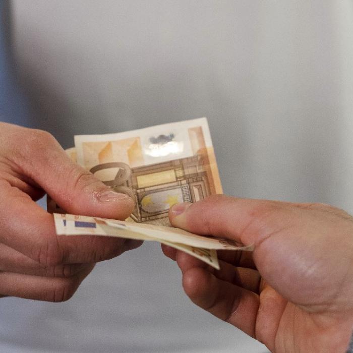 Belgia interzice magazinelor să refuze plățile cash