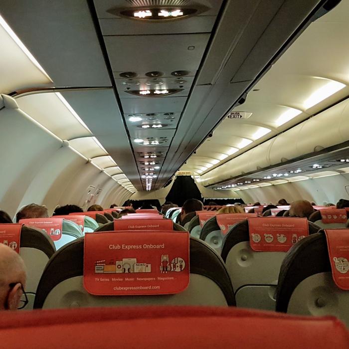 Un pasager a deschis uşa avionului şi a desfăşurat toboganul de evacuare chiar înainte de decolare: Bărbatul riscă pedeapsa capitală