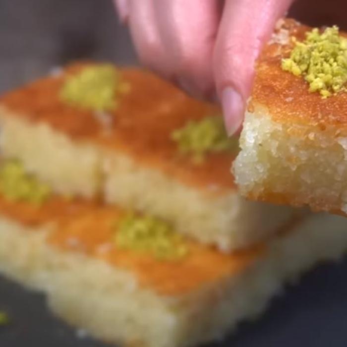 Basbousa, prăjitură din griș insiropată. Cum să faci o prăjitură aromată cu ingrediente pe care le ai deja în casă