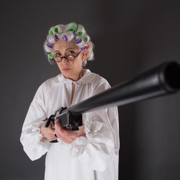 O bunicuță româncă adăpostea în casa ei mai multe arme şi muniţia aferentă. Fiul ei, acuzat de camătă şi de ameninţarea celor care nu plăteau