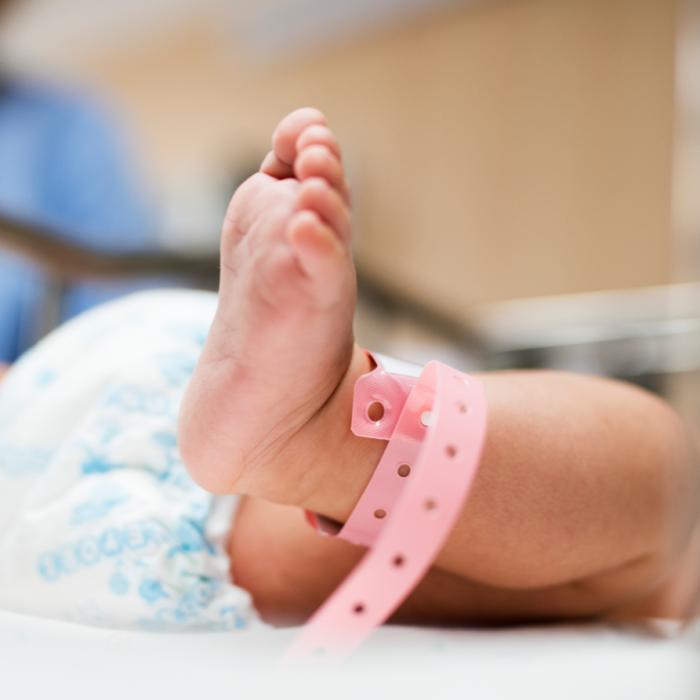 O mămică a fost externată din Maternitatea Ploieşti cu alt copil. S-a declanșat o anchetă