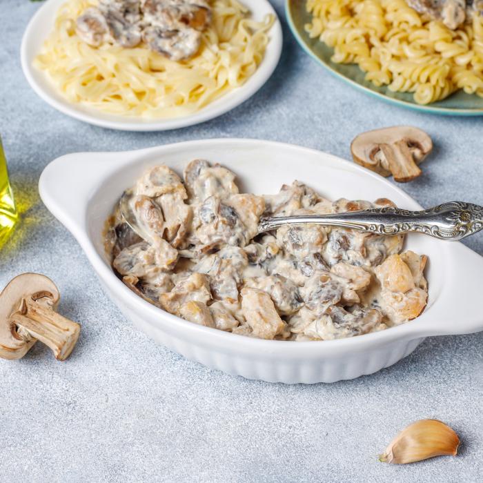 Piept de pui cu smântână și ciuperci: o rețetă simplă și delicioasă