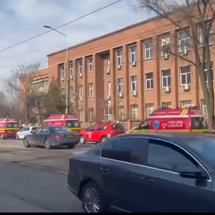 Un elev român a pulverizat cu spray paralizant într-un liceu din București: 25 elevi au ajuns la spital
