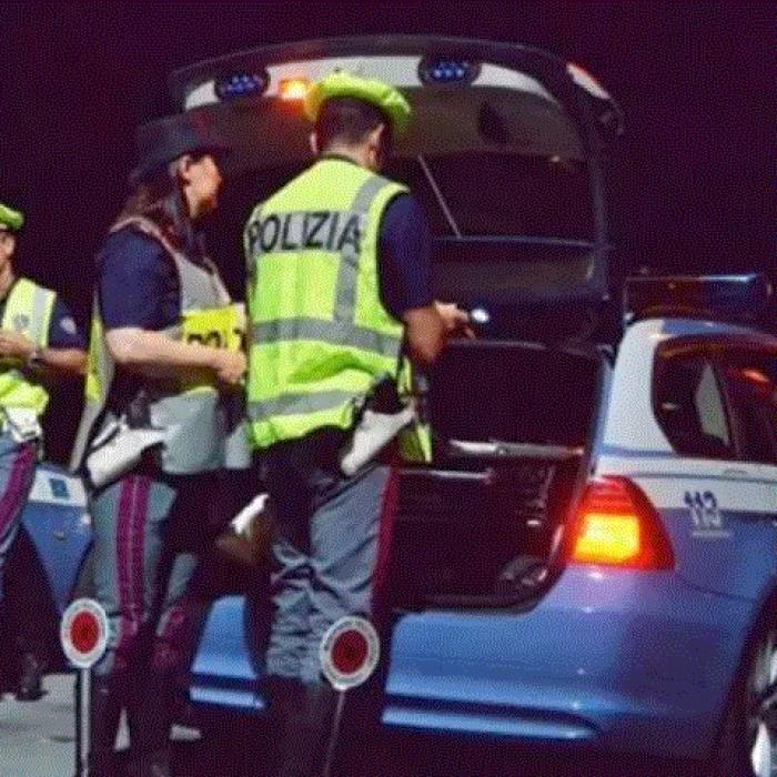 Italia. Român, săltat de polițiști când punea „cumpărăturile“ de 1.000 de euro în portbagaj, la supermarket