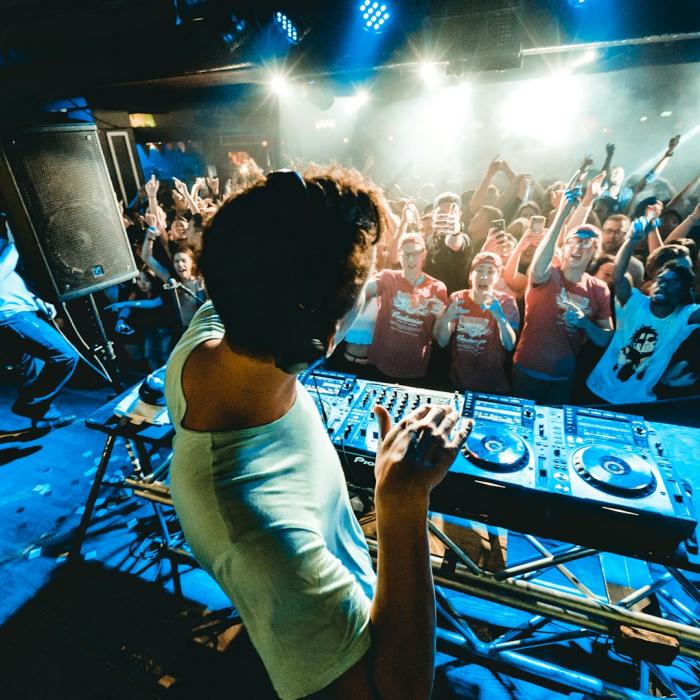Cuplu de români, arestat după ce a furat geanta unei femei dintr-un club din Ibiza. Infractorii au scos 86.000 de euro de pe cardul victimei 