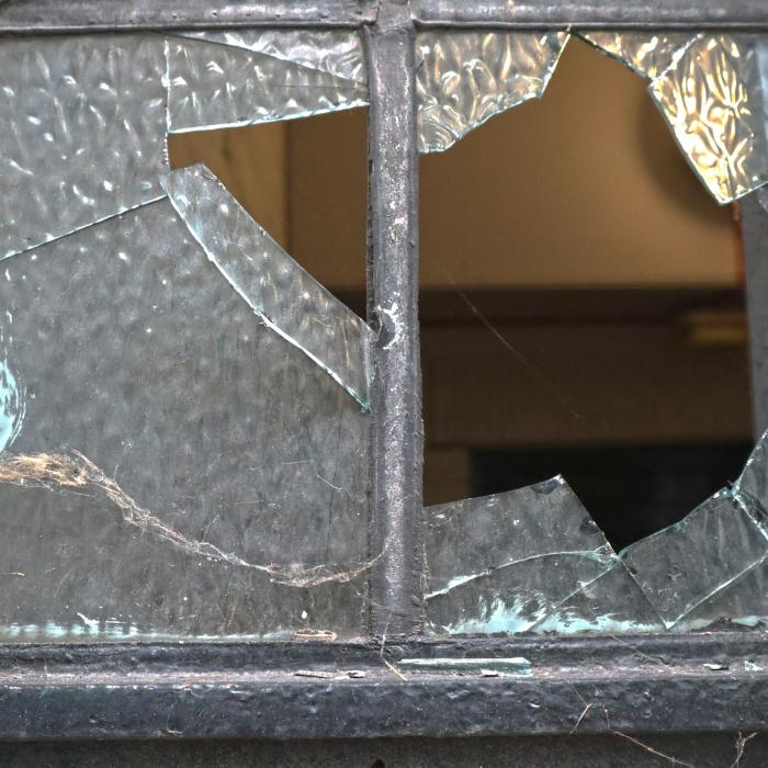 Român beat, arestat după ce a vandalizat centrul unui oraș din Italia și a băgat frica în locuitori