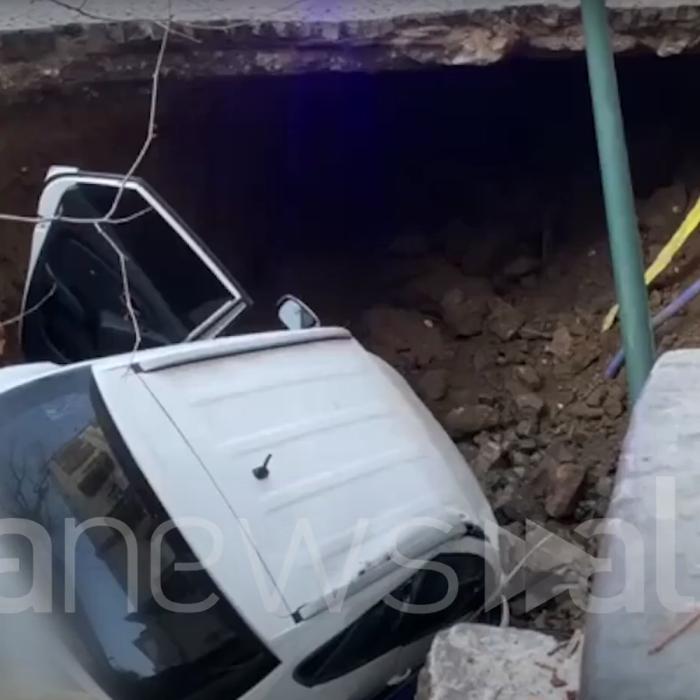 O stradă s-a prăbușit în Italia: două mașini au fost înghițite de asfalt, iar o clădire a fost evacuată