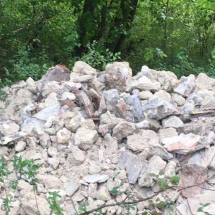 Un român și fiul său au fost arestați după ce au descărcat moloz în curtea unei instituții publice, în Franța