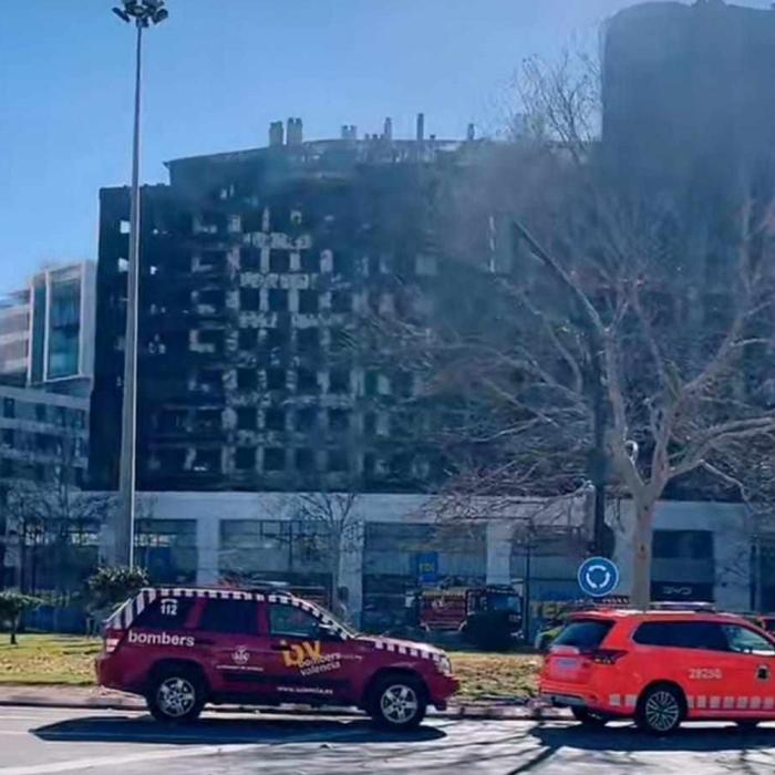 Ce a mai rămas din blocul de 14 etaje din Valencia. Galerie foto
