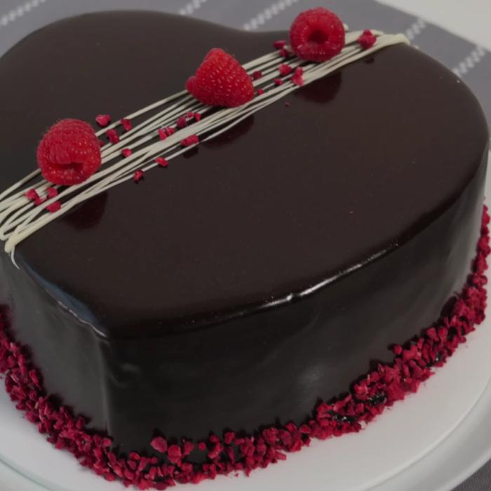 Rețetă de Dragobete: Prăjitură delicioasă cu ciocolată și zmeură în formă de inimioară
