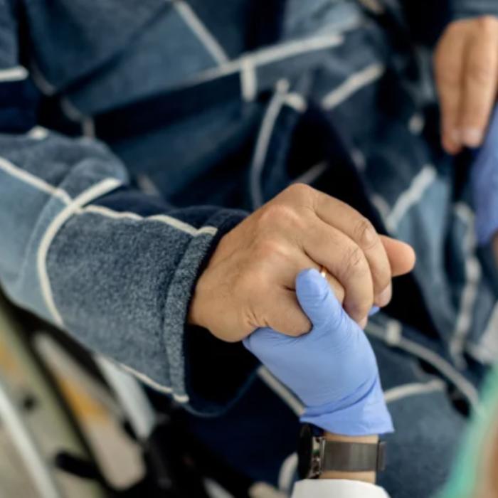 Îngrijitoare româncă arestată în Italia, după ce a fost filmată pe ascuns de fiicele bătrânului în timp ce îl bătea