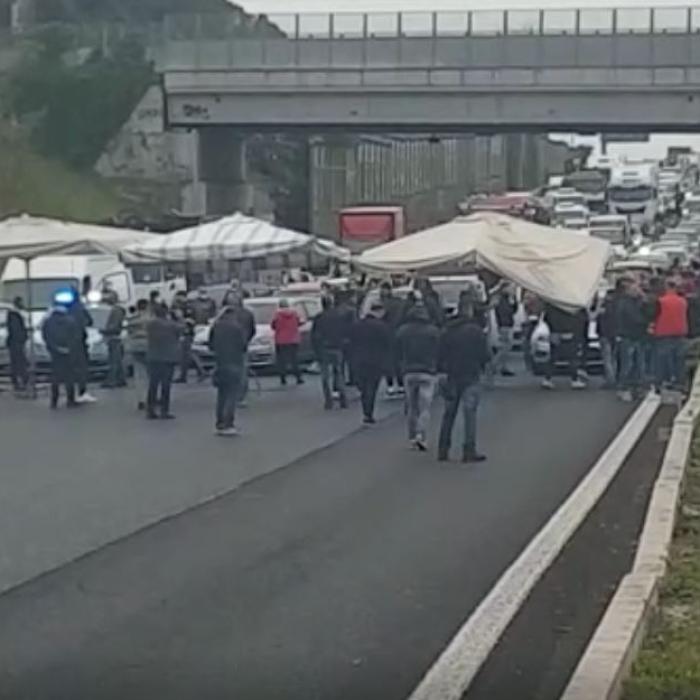 Scandal în Italia după ce polițiștii au bătut elevii protestatari de la Pisa. Val de reacții 