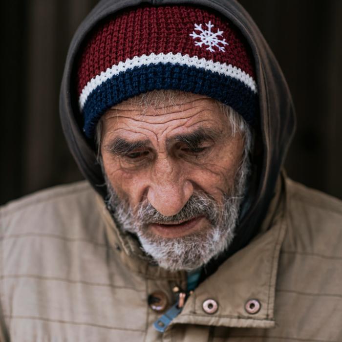 Arată ca un gunoier, dar este milionar. Povestea pensionarului german care caută prin gunoi deși are 10 case 