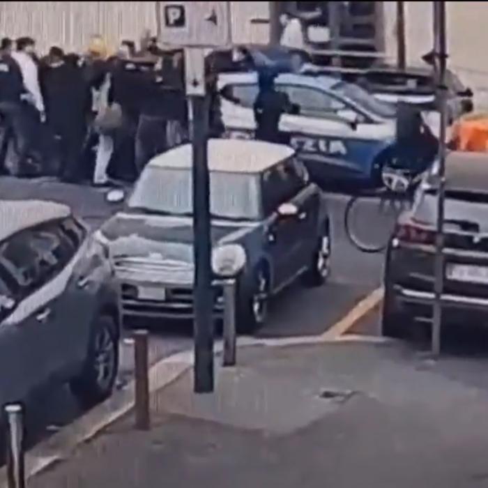 Scandal în Italia, după ce 15 huligani au atacat un om al legii în fața sediului poliției din Torino. Voiau să salveze un migrant acuzat de viol 