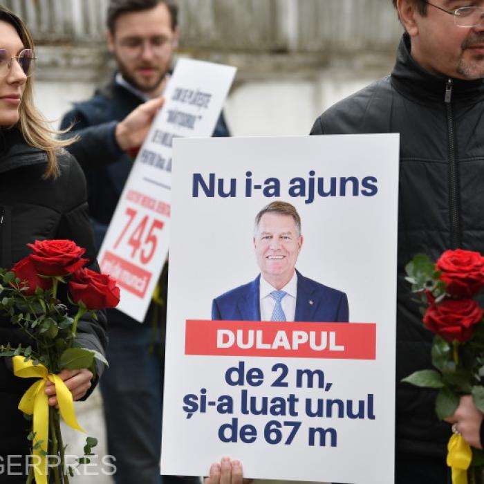 USR, protest în faţa "Palatului Împăratului": "Nu i-a ajuns dulapul de 2 m, și-a luat unul de 67 m"