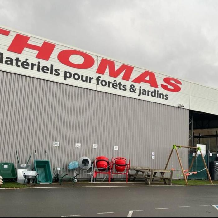 Patru români au spart zeci de magazine de materiale de construcții din Franța, de unde furat drujbe de peste 140.000 de euro
