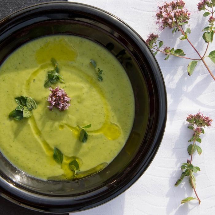 Supă cremă de dovlecei și nucă, o delicatesă vegană 