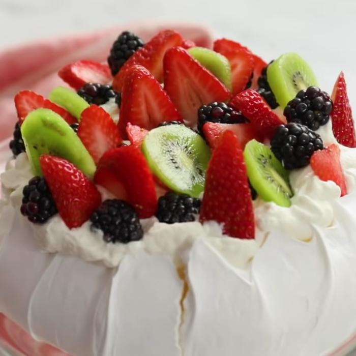 Pavlova cu fructul pasiunii: O rețetă simplă pentru un desert de neuitat!