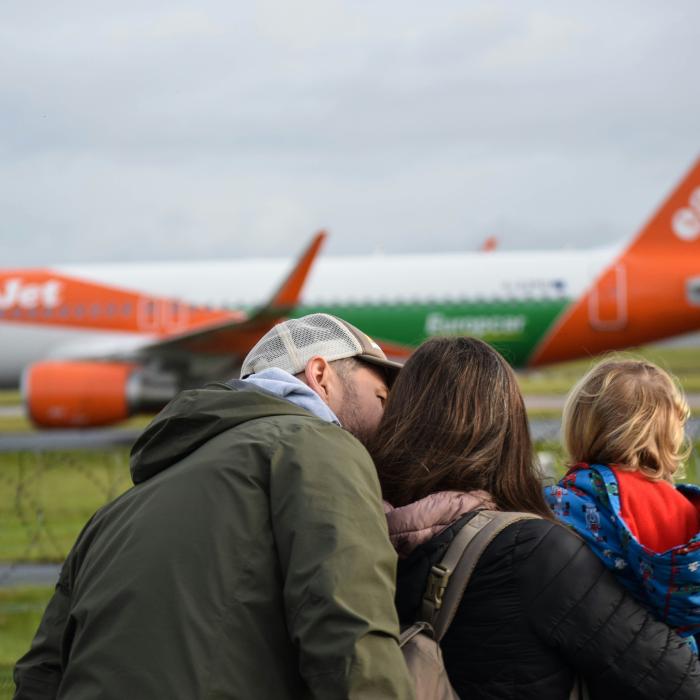 Românii care se întorc din străinătate primesc sprijin financiar: 50% din salariu suportat de stat