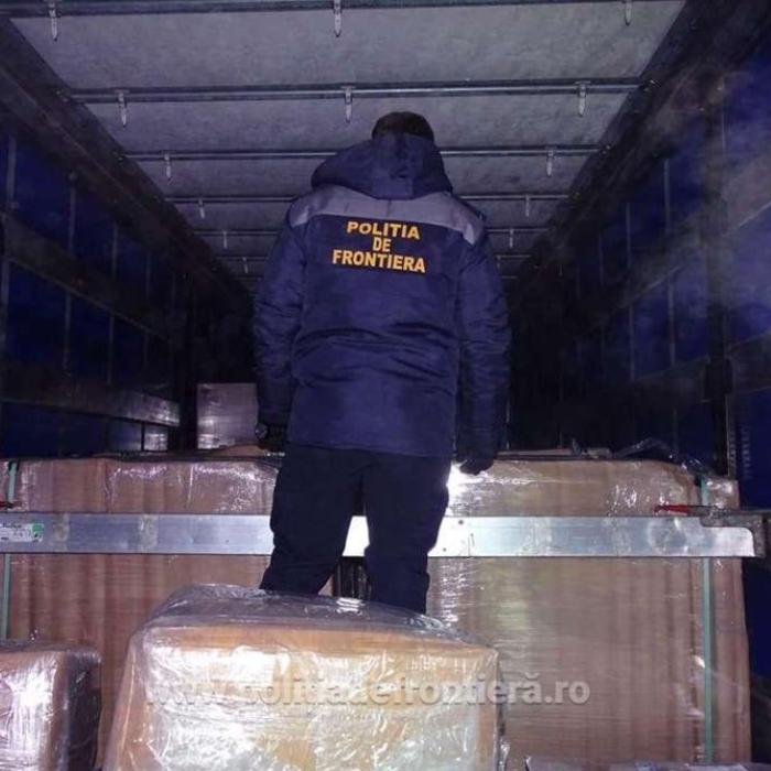 Parfumuri și haine contrafăcute de peste 4 milioane de leir, găsite într-un camion la Calafat