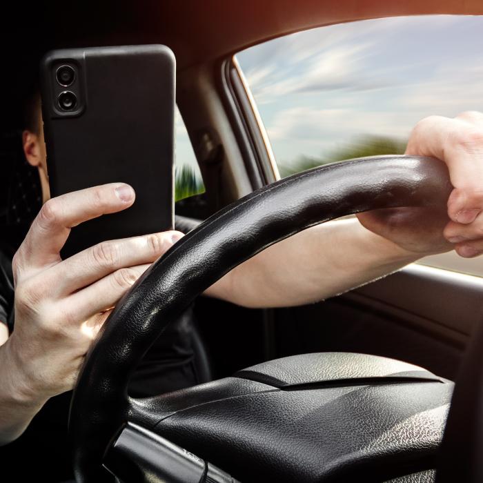 Amenzi usturătoare și permis suspendat pentru șoferii care folosesc telefonul mobil la volan