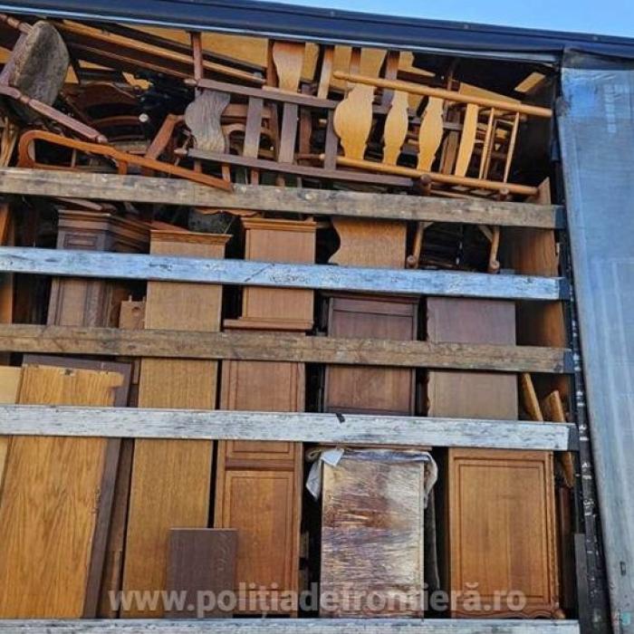 Patru TIR-uri cu 64 de tone de deşeuri aduse din Belgia şi Italia, blocate să intre în ţară