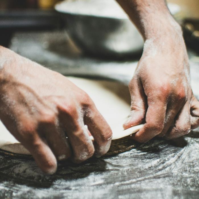 Din România în Italia, arta unui român de a găti cecina vrăjește pe toată lumea