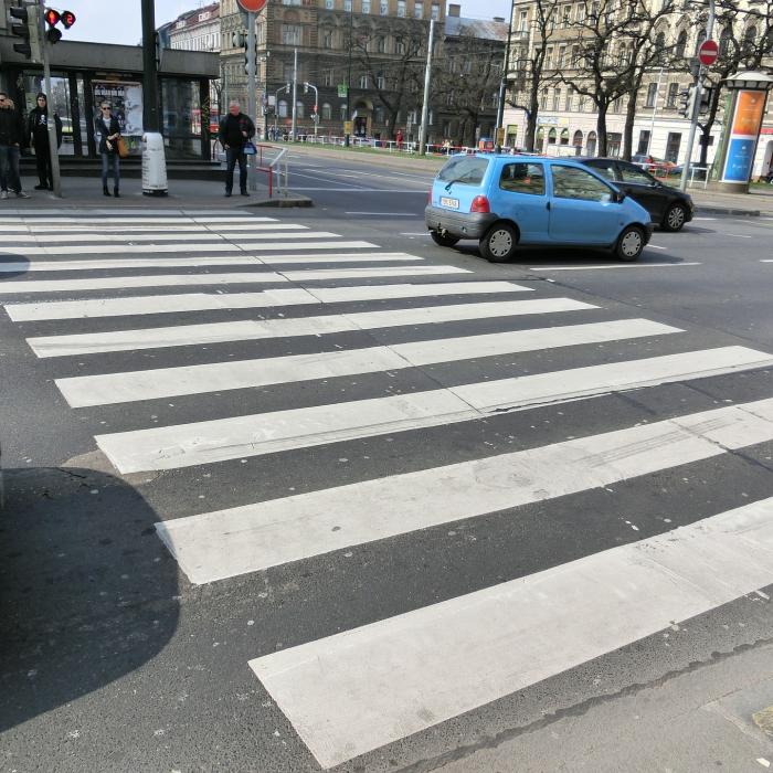 Roman. O fetiță de nouă ani și mama ei au fost accidentate pe trecerea de pietoni 