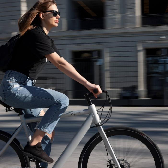 Un lanț popular de magazine sportive din Belgia oferă cursuri gratuite de reparare a bicicletelor