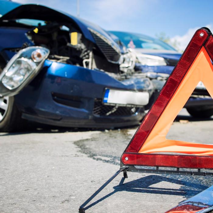 Coliziune frontală dramatică între două mașini în Italia: un român de 31 de ani a murit la spital