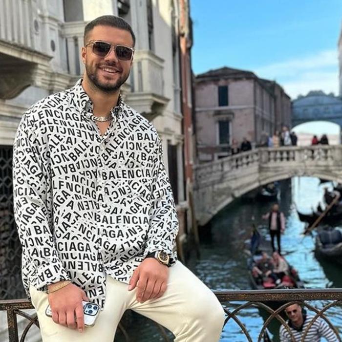 Un artist din România s-a trezit cu mașina spartă de hoți în Italia: „Poate cei care ne-au luat microfoanele sunt români”