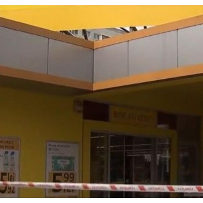 Tavanul supermarketului Supeco din București s-a prăbușit peste o clientă de 70 de ani
